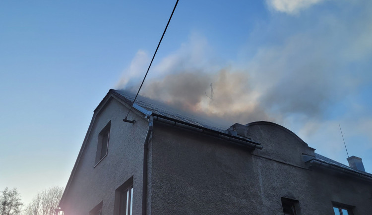 Hasiči bojovali s požárem domu na Bruntálsku. Oheň poškodil polovinu střechy