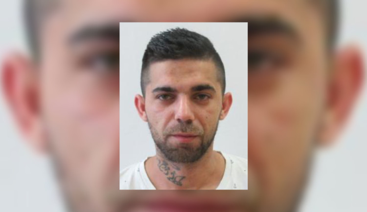 Policisté pátrají po uprchlém vězni, může být i v Praze. Prozradí ho tetování na krku