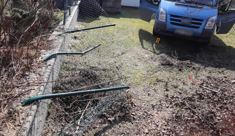 Špatně zabrzděná dodávka se rozjela, projela plotem a skončila na zahradě