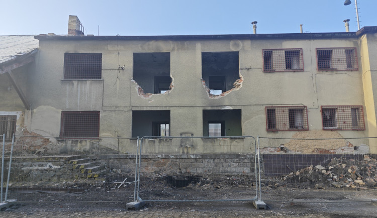 Problémová a roky opuštěná budova u nádraží šla k zemi, scházeli se tam bezdomovci