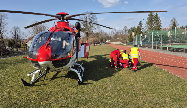 Chlapec na Novojičínsku vběhl pod auto, letěl pro něj vrtulník