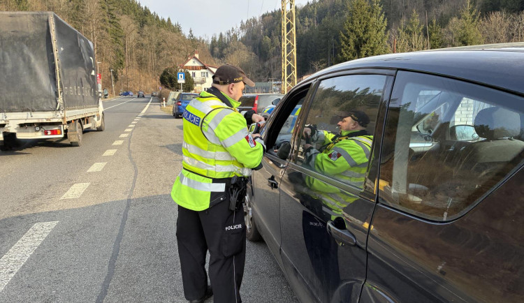 Policisté v Libereckém kraji se zaměřili na používání pásů. Využili dalekohledy