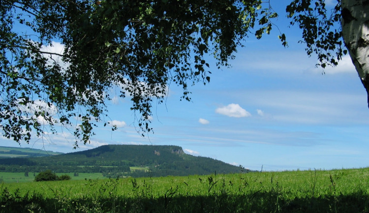 Na Broumovsku je kvůli hnízdění sokolů uzavřená vyhlídka na Ostaši