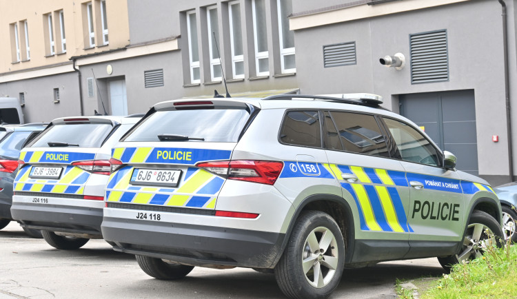 Policisté jsou na stopě podvodníkům. Potřebují vědět, kdo vybíral peníze z bankomatu