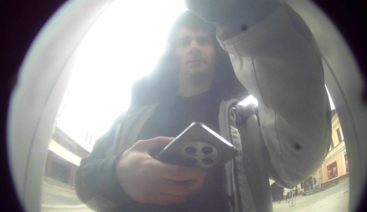 Policisté jsou na stopě podvodníkům. Potřebují vědět, kdo vybíral peníze z bankomatu