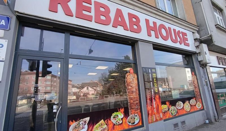 Myší bobky i mrtvý hlodavec mezi jídlem. Inspektoři zavřeli kebab v Ostravě