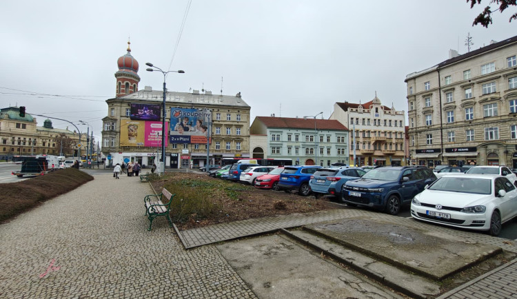 Začala proměna ostudných sadů Pětatřicátníků, jako první šly pryč stromy a keře