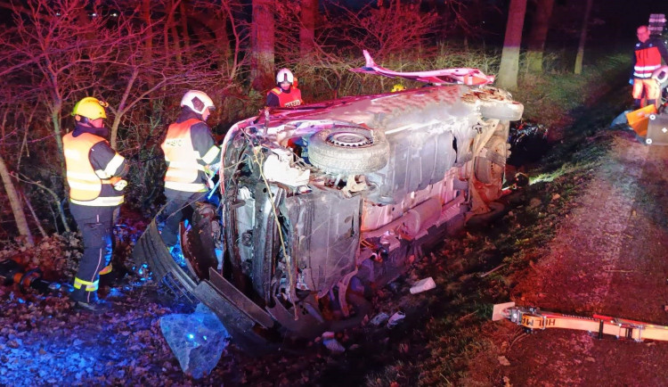 Vážná nehoda u Lékařovy Lhoty. Hasiči vyprošťovali pět lidí, jednoho resuscitovali