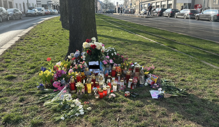 Spolužáci se loučí s dívkou sraženou tramvají. Vedení Prahy 6 posílí dopravní výchovu