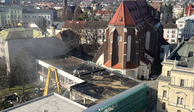 Demolice opavské Slezanky pokračuje, firma nasadila menší stroje