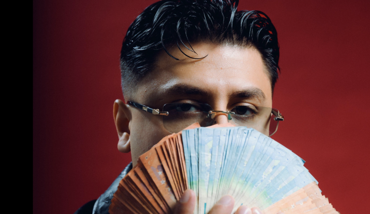 Pondělní soud s Hard Ricem přiláká davy. Kapacita síně je ale omezená