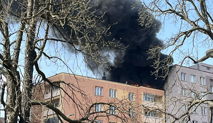 FOTO: V centru Ostravy hoří panelák, kolemjdoucí děsí plameny a hustý dým