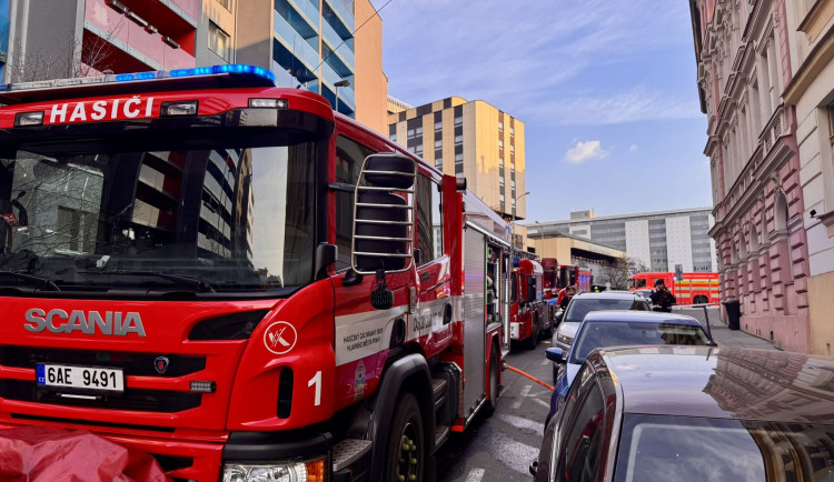 FOTO: Na Žižkově hořel byt. Osmnáctiletý mladík před plameny utekl oknem