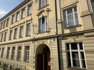 Spolužáci se loučí s dívkou sraženou tramvají. Vedení Prahy 6 posílí dopravní výchovu