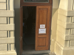 Spolužáci se loučí s dívkou sraženou tramvají. Vedení Prahy 6 posílí dopravní výchovu