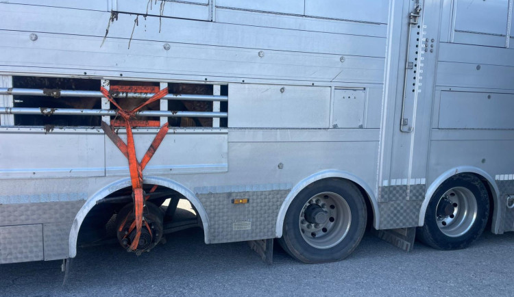 Přívěs bez kola a cizí doklady. Při kontrole kamionu se policisté nestačili divit