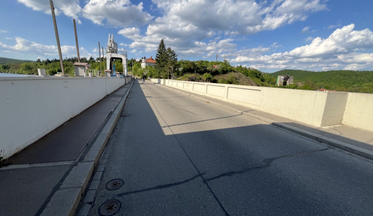 Přes hráz se lidé nedostanou. Brněnskou přehradu čeká velká oprava