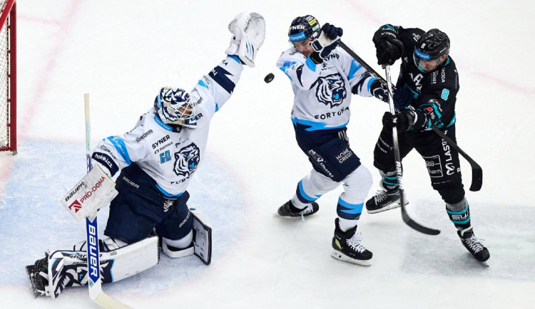 Závěrečný nápor nestačil. Úvodní čtvrtfinálovou bitvu play-off ovládly Karlovy Vary