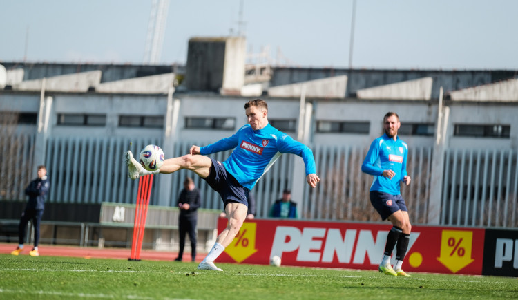 Úkoly pro Koubka: napodobit Brücknera, utnout českou pohodičku a rozpohybovat Schicka.