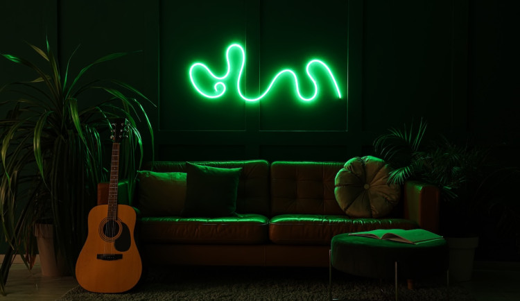 Neonový nápis jako netradiční dekorace do moderní domácnosti.