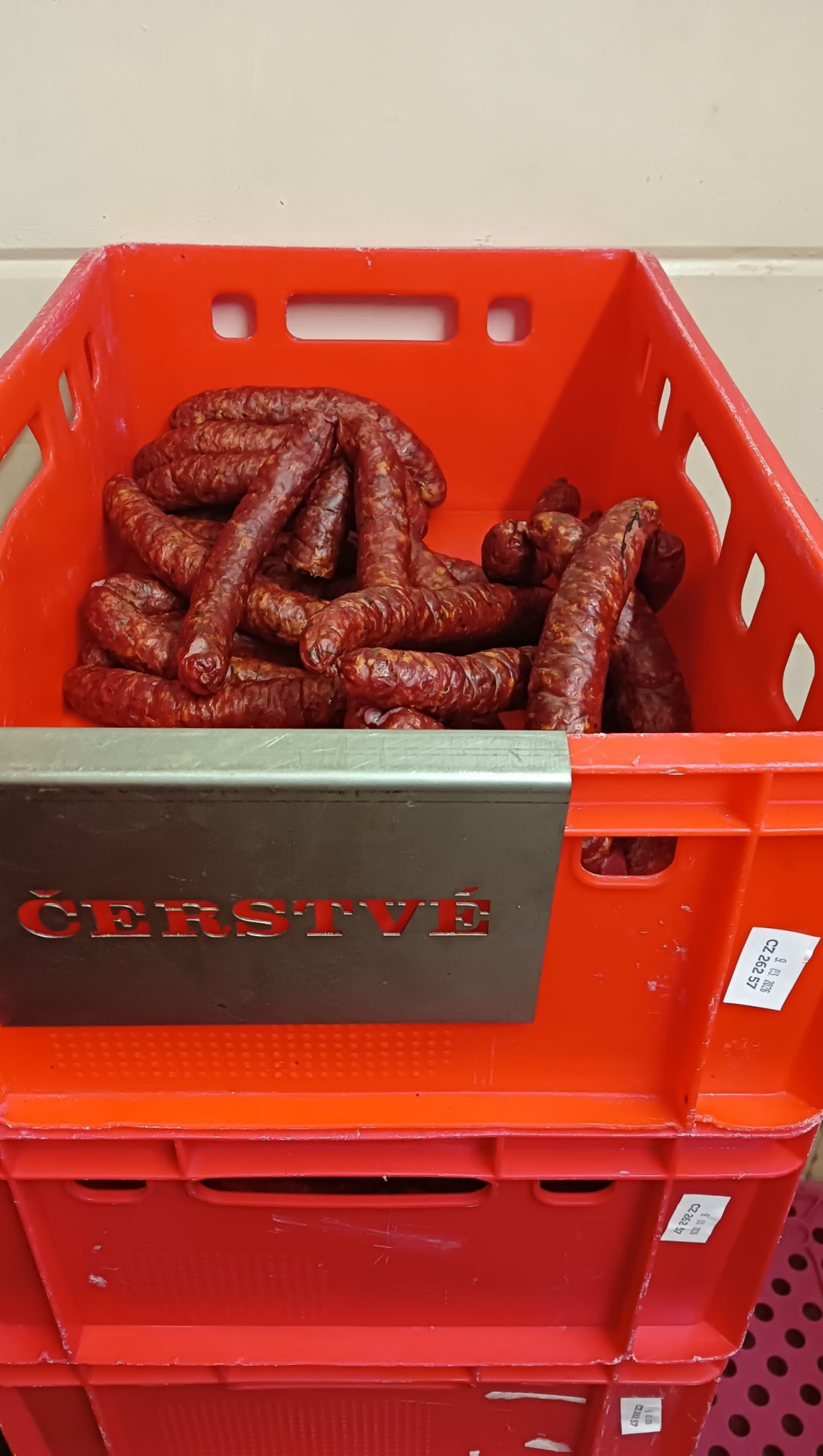 Zakoupení klobásy mají lidé vrátit.