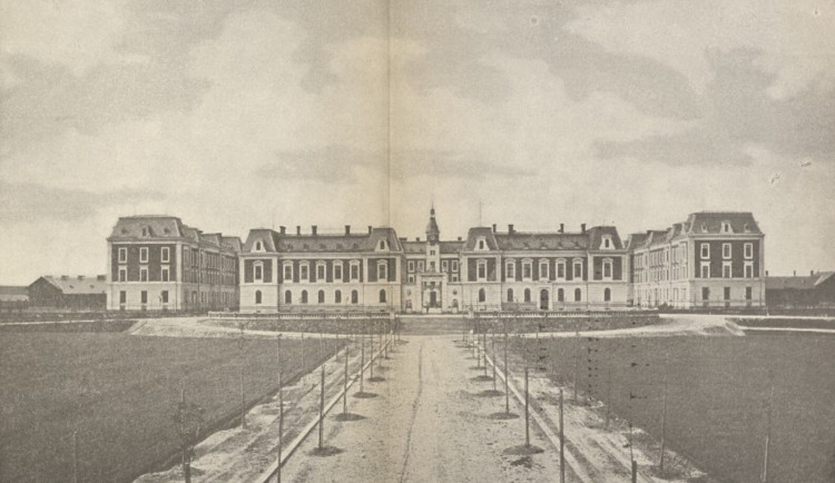 Dukelská kasárna. Největším vojenským objektem v Opavě procházela pohnutá historie 20. století