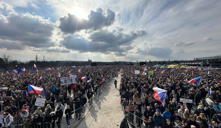 Protivládní demonstrace Milionu chvilek zaplnila Letnou, dorazily desítky tisíc lidí