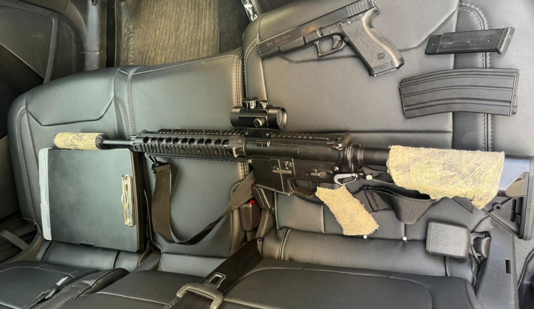 Muž střílel na letenské demonstranty z okna bytu, zadržela ho policie