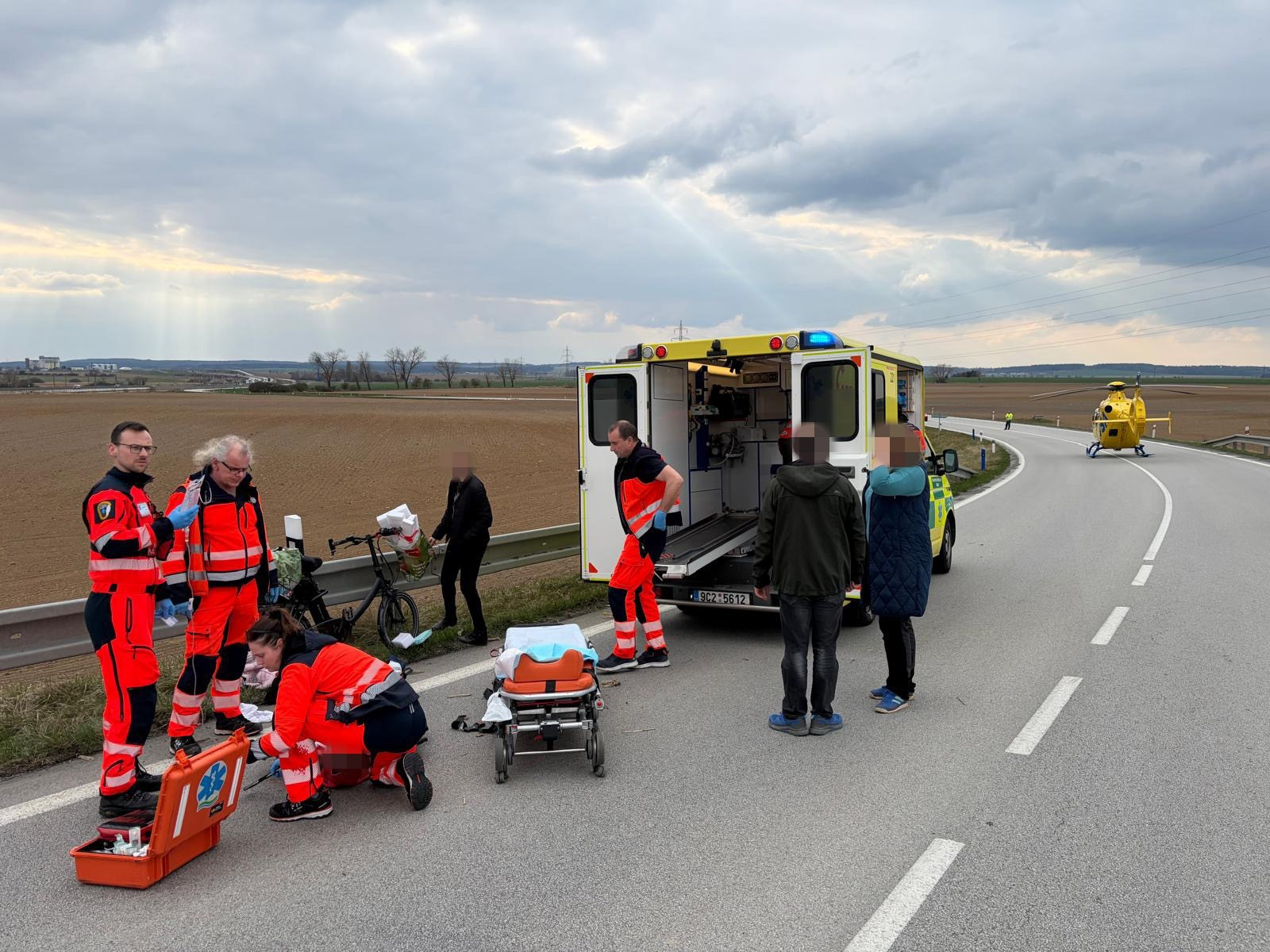 U Horusic srazilo auto cyklistku bez přilby, seniorka utrpěla poranění hlavy