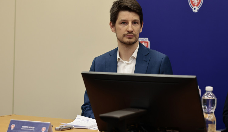 Předseda Etické komise FAČR Martin Holub na tiskové konferenci FAČR