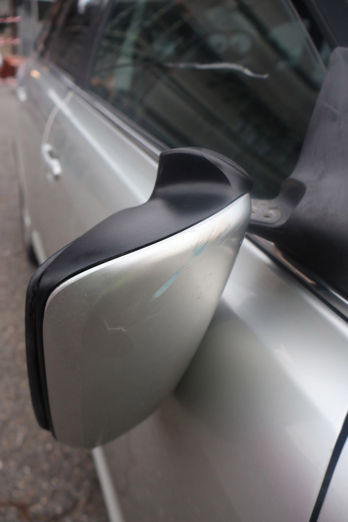 Změnu směru ukázal až na poslední chvíli. Cyklista na Jesenicku narazil do auta