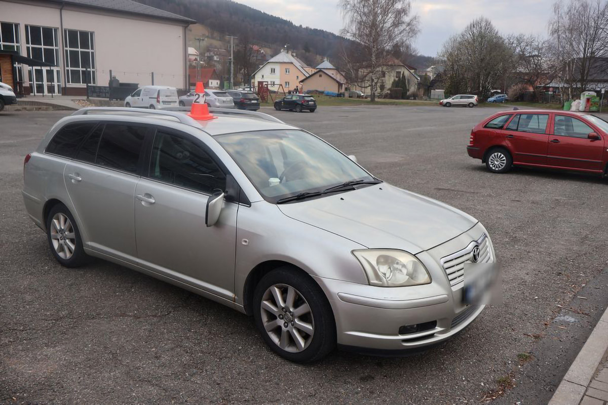 Změnu směru ukázal až na poslední chvíli. Cyklista na Jesenicku narazil do auta
