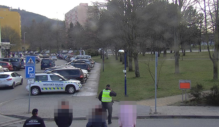 Když máš hlad, nejsi to ty. Dvojice z Boskovic kradla hotovky a ukrývala  je v keři