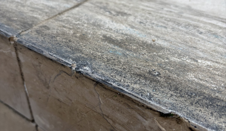 Skateboardisté si zajezdili u Slavie, poničili však schodiště. Policie zpřísní dohled