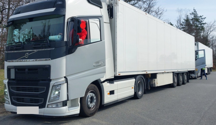 Policisté si opět posvítili na řidiče kamionů. Na dálnici vybrali přes půl milionu