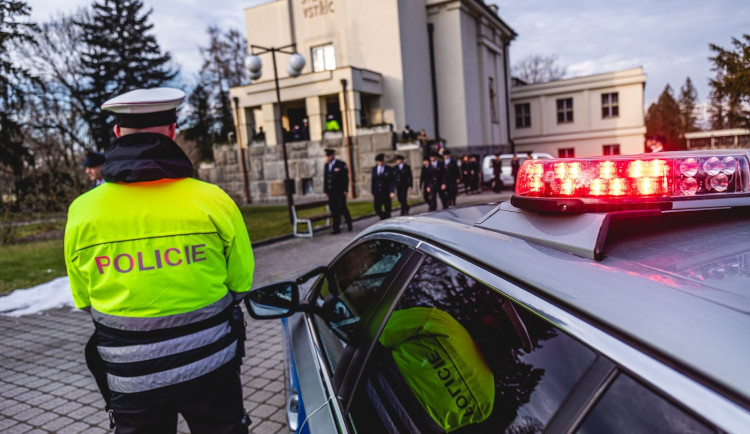 Mladý policista tragicky zemřel na dálnici D5 při vyšetřování nehody. Nyní padlo obvinění