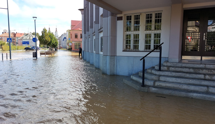 FOTO: Divadlo v Krnově poškodila velká voda. Teď ho čekají velké opravy