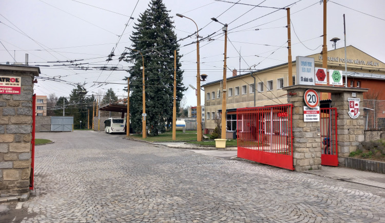 Drahá nafta? V Jihlavě mohou řidiči stále natankovat pod 45 korun