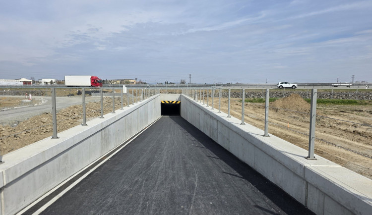 Bezpečně z Bochoře do Přerova. Pod D1 se otevřel podchod, navazující trasy zatím chybí