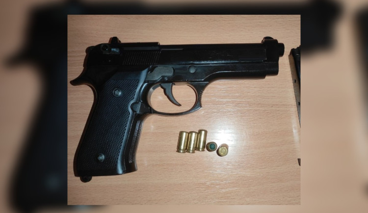 Po Březinkách v Jihlavě se nesla střelba. Opilec se pak schovával v lesoparku za stromy