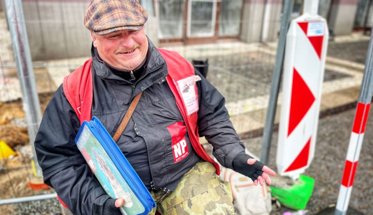 Z výšky sedmnácti metrů na dno, příběh prodejce Nového prostoru Tomáše dojímá