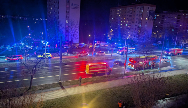 Velké manévry a evakuace desítek lidí, hasiči vynesli z paneláku jednoho zraněného