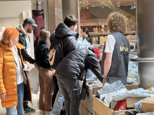 Lidé rozbalují poklady i naprosté bizáry. Adrenalinový hon na balíčky odstartoval