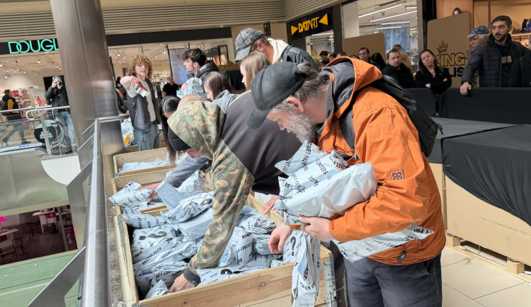 Lidé rozbalují poklady i naprosté bizáry. Adrenalinový hon na balíčky odstartoval