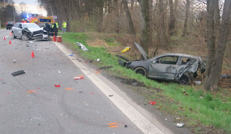 Řidič Golfu nezvládl předjíždění, dostal smyl a způsobil nehodu