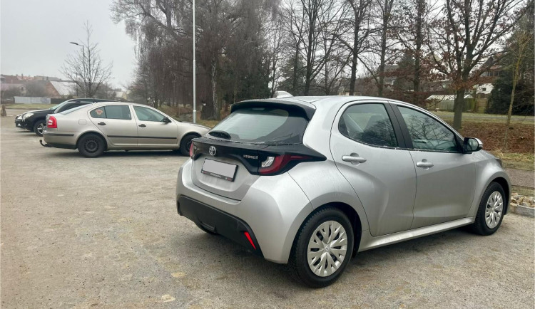 Ještě lavičky, stojany a bude hotovo. Stavba parkoviště v Třešti jde do finále