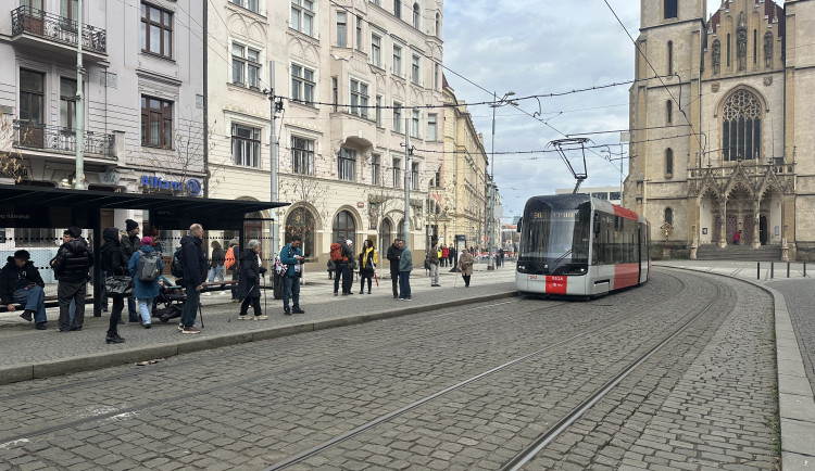 Strossmayerovo náměstí zůstane bez semaforů, nevidomí na sebe tramvajáky upozorní tlačítkem