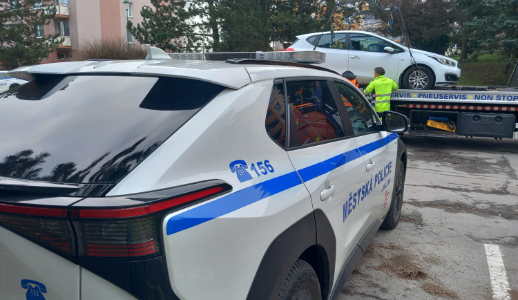 FOTO, VIDEO: Na Březinkách se čistí ulice a auta lítají vzduchem