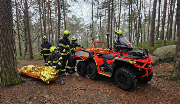 Zraněná žena v Besedických skalách nebyla schopná pohybu. Pomohla šestikolka hasičů