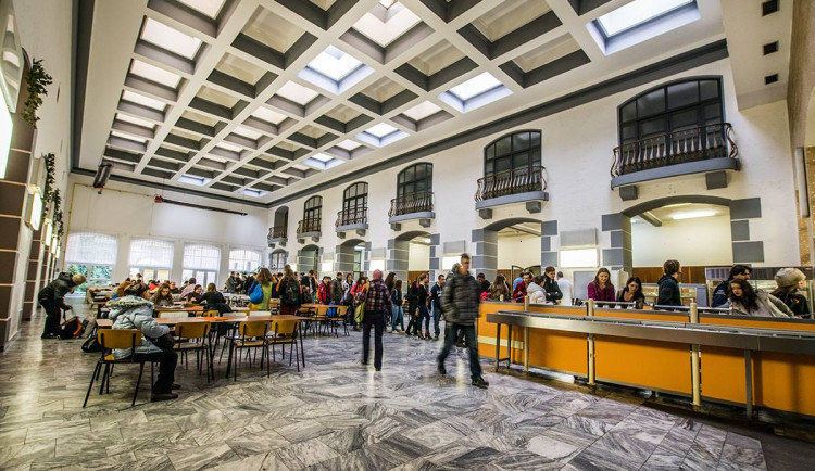 Některé pražské vysoké školy zdražily kvůli přesunu dotací jídlo v menzách